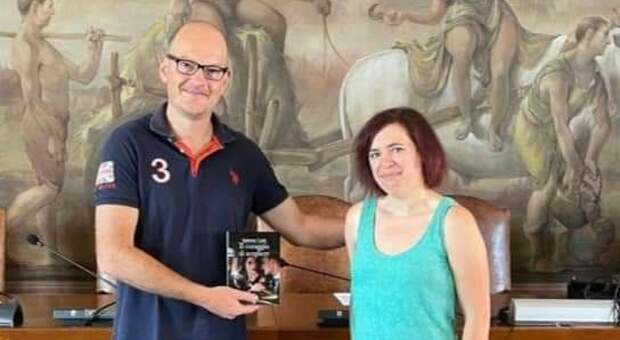 Sabrina regala il suo ultimo libro al sindaco Marco Putto