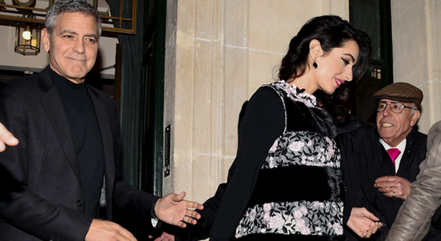 George Clooney e Amal Alamuddin incinta col pancino a Parigi
