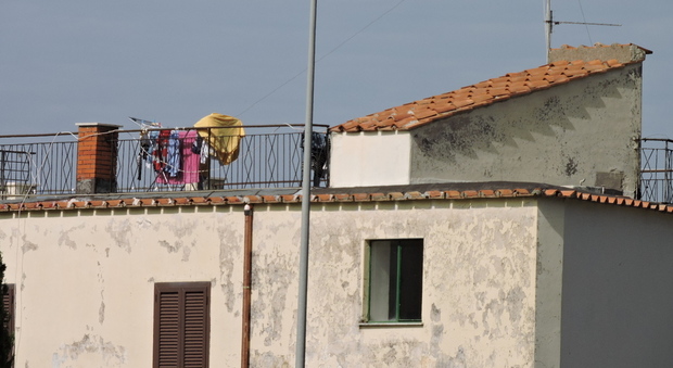 Il balcone da dove è caduto il bambino di sette anni (foto Sciurba)