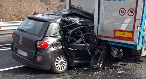 Tragico schianto sull'A24: auto contro un tir, un morto
