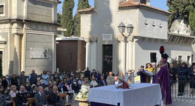 Commemorazione dei defunti, la Messa dell'arcivescovo Accrocca