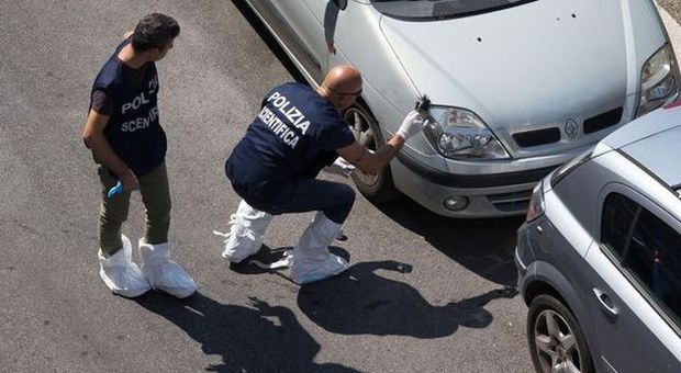Roma, Monteverde sotto choc per l'egiziano ucciso e incaprettato in strada: «È stato il racket della frutta»
