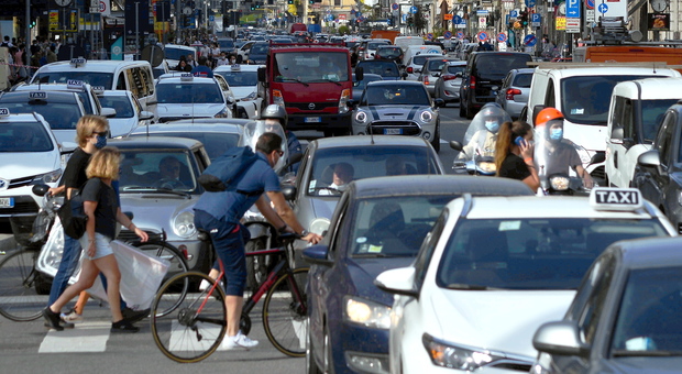 Milano, in strada tornano 6 auto su 10. Il Comune valuta la riaccensione di Area B e C
