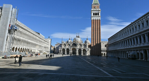 Venezia, la città fantasma. Viaggio fra le calli deserte e una piazza San Marco irriconoscibile