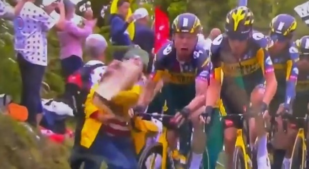 Tour de France, una tifosa fa cadere tutto il gruppo: effetto domino, la caduta disastrosa Video