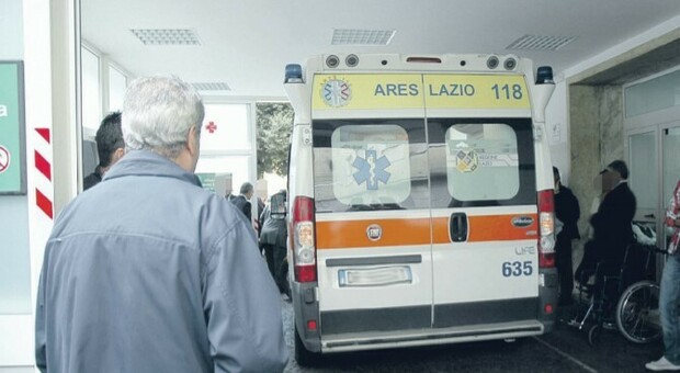 Tenta il suicidio a Roma, ma è positivo al Covid: passa 24 ore bloccato nell'ambulanza