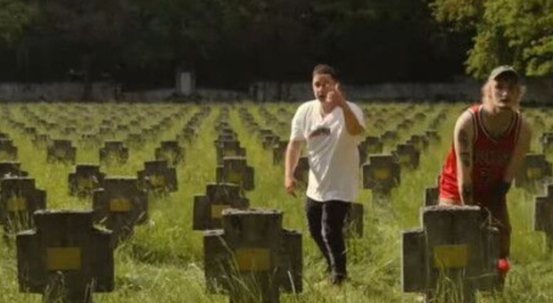 Trieste, rapper cantano e ballano nel cimitero di guerra del carso: il video su Youtube scatena le polemiche