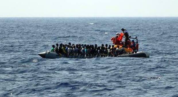 Lampedusa, barcone salpa senza genitori e sorellina: bimba di 4 anni sbarca da sola in Italia