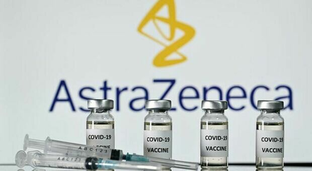 Vaccini, AstraZeneca costretta a rivelare gli effetti collaterali di Vaxzevria: la sentenza in seguito alla denuncia di una donna finita in coma