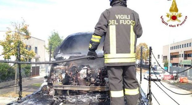 Allarme incendio in zona industriale: auto a fuoco a "bordo" di una bisarca