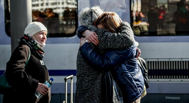 Ucraina: quei lunghi abbracci tra chi fugge, chi resta e chi torna alla vita