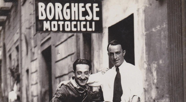 Vincenzo Borghese, all'esterno della sua officina a Napoli