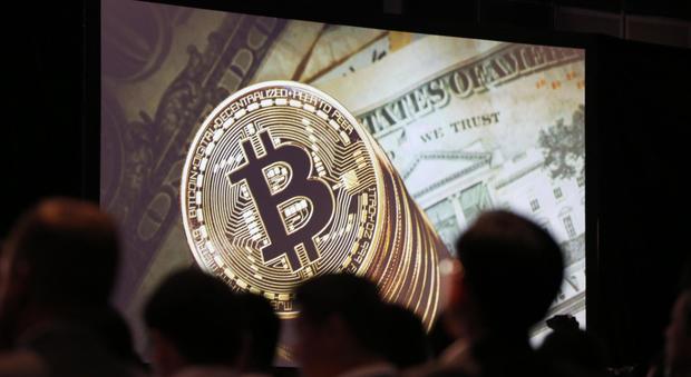 Bitcoin sfonda gli 11mila dollari, Bankitalia e Stiglitz lo stroncano: "Va vietato". E crolla di nuovo a 9.500