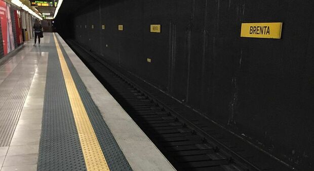 Milano, percorre a piedi la galleria della metro e muore investito dal treno