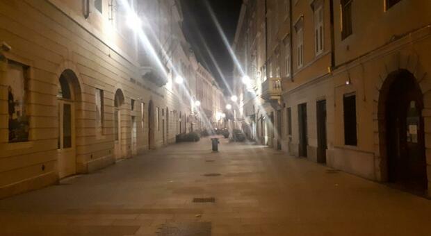 Ragazza di 23 anni violentata e rapinata nella notte a Trieste, aggredita da 2 uomini con il volto coperto