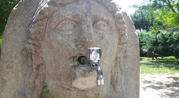 Pozzuoli: nuovo rubinetto choc sulla fontana mascherone di duemila anni fa.