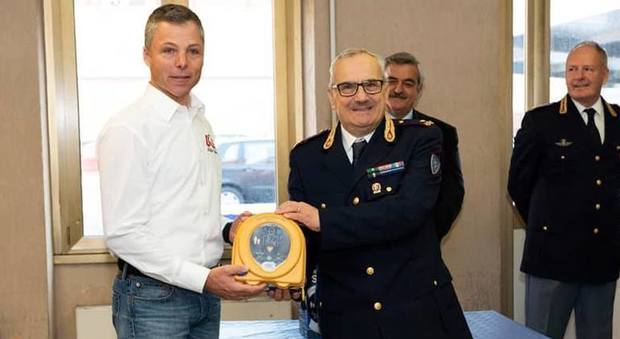 L'Orte Velo club ha donato un defibrillatore alla Polizia stradale di Settebagni