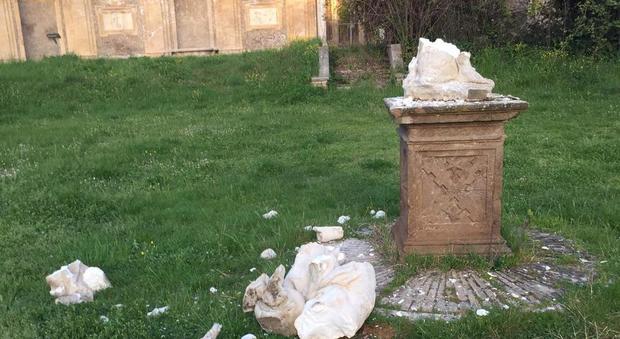 Una delle statue distrutte nel parco di Villa Pamphili