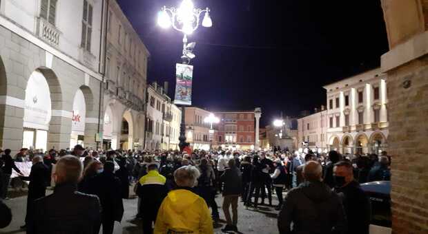 La protesta dei commercianti in piazza Vittorio Emanuele II a Rovigo