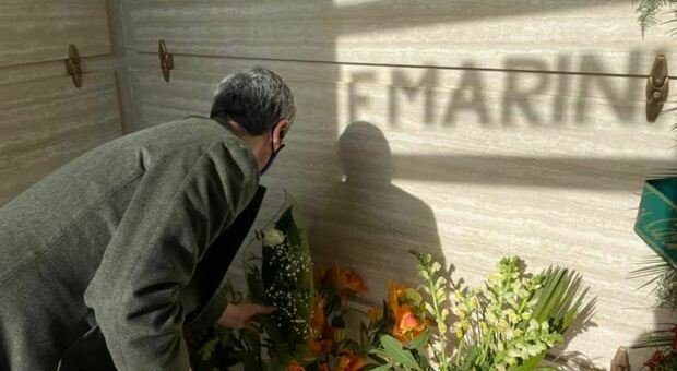 Andrea Orlando sulla tomba di Franco Marini: «Un fiore per chi è stato mio predecessore»