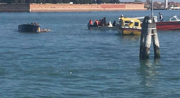 Vogalonga a Venezia, si rovescia dragonboat: venti persone finiscono in acqua. Scattano i soccorsi con i sommozzatori