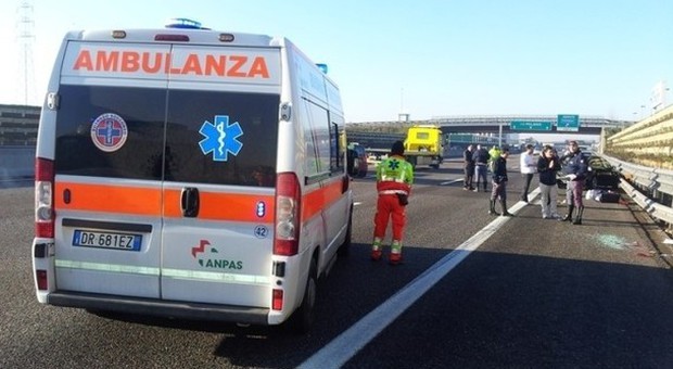 Roma, auto sfonda il guardrail e precipita in una scarpata sull'A1: un morto e un ferito