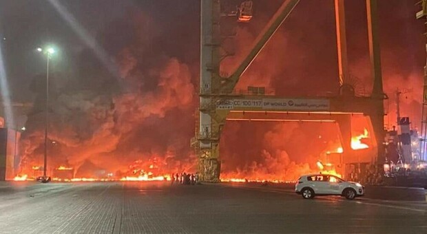 Dubai, forte esplosione su una nave ancorata al largo del porto di Jabal Ali