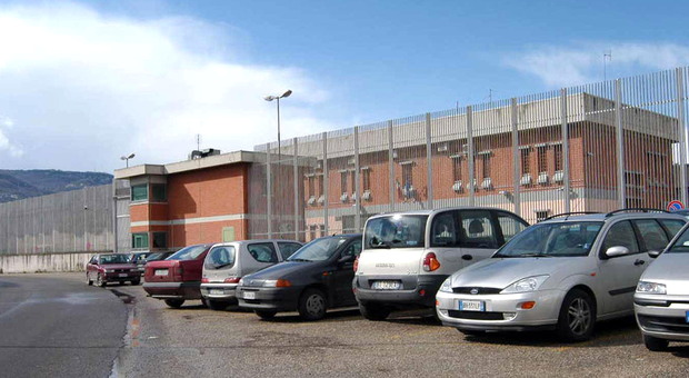 In possesso di una lametta minaccia guardie carcerarie: detenuto tiene in scacco gli agenti penitenziari per 12 ore