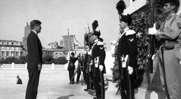 Kennedy rende omaggio al Milite Ignoto a piazza Venezia il 1 luglio 1963