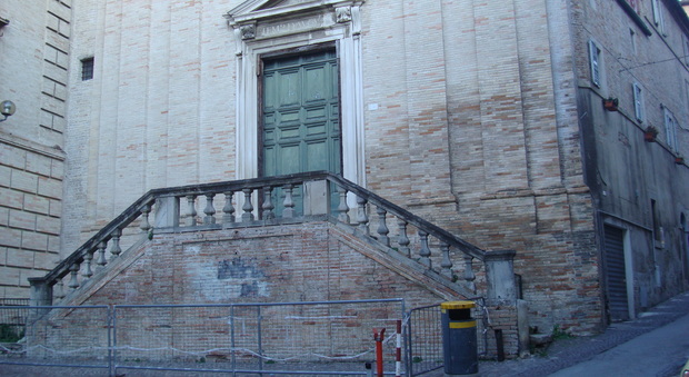 Il portale e la scalinata di Sant'Agostino
