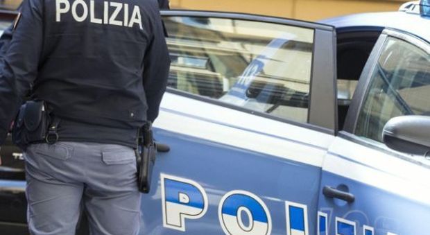 Roma, tre rapinatori aggrediscono un uomo per derubarlo: tra loro un minorenne