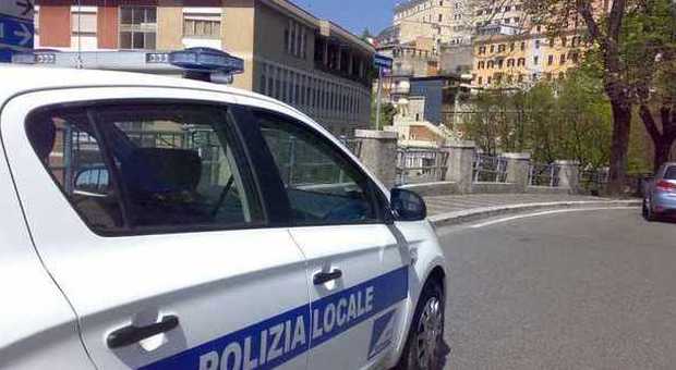 Frosinone, investito da un'auto in via Calvosa: ferito caccia all'auto pirata