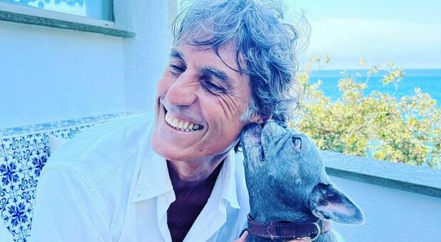 Federico Coccia, il veterinario dei vip dolcissimo con il suo bulldog francese: «Amore a prima vista»