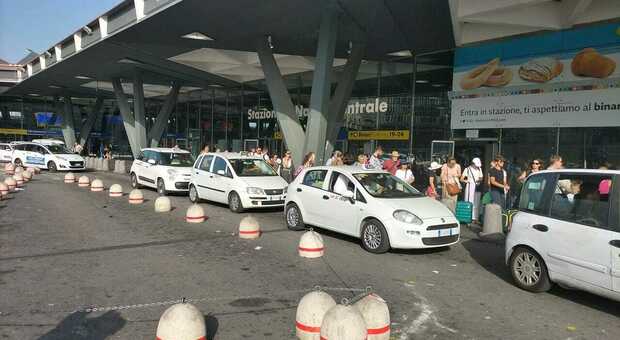 Le corsie anti-caos per i taxi fuori alla stazione garibaldi
