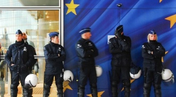Europol: «Centinaia di potenziali terroristi in Europa, non sono arrivati con i profughi»