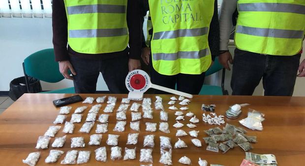 Roma, casa popolare trasformata in centrale di spaccio: trovati 450 grammi di cocaina
