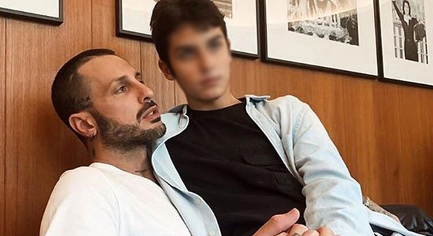 Fabrizio Corona a processo: «Per un anno non ha dato soldi al figlio Carlos». Ma la pace con Nina cambia tutto