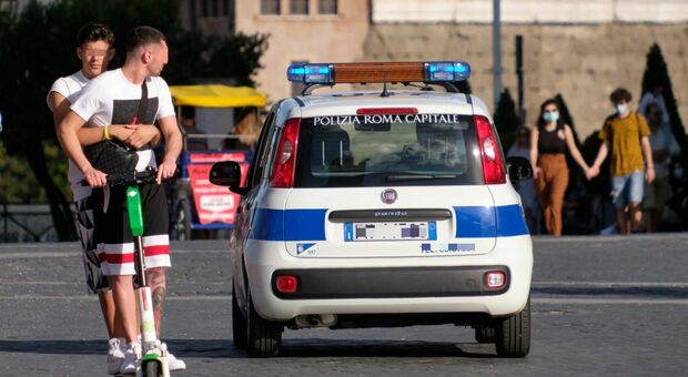 Roma, monopattini senza regole al centro: oltre 150 multati, in gran parte giovani