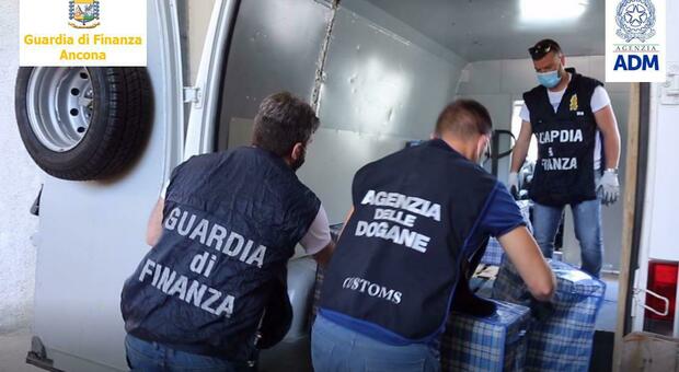 Ascoli, nascoste in mezzo ai pellet sigarette di contrabbando per 300mila euro: 3 arresti e maxi sequestro