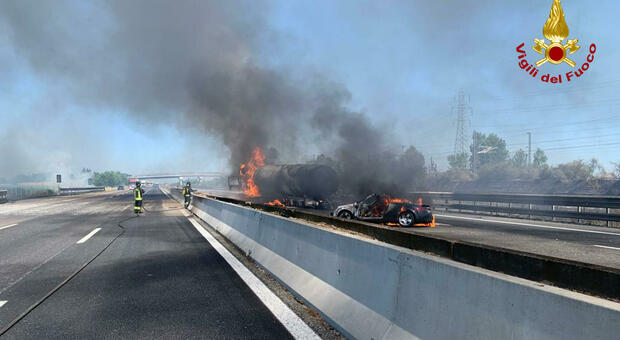 Incidente in autostrada, camion prende fuoco: due morti, salve due donne. A1 chiusa e traffico in tilt