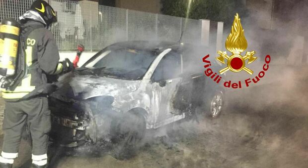 Lecce, auto a fuoco nella notte: indagini sulle cause del rogo