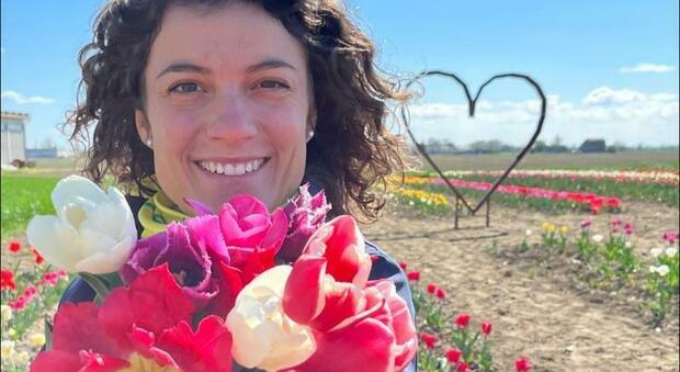 Anna Maria Mantovani con i suoi tulipani coltivati a Fiesso