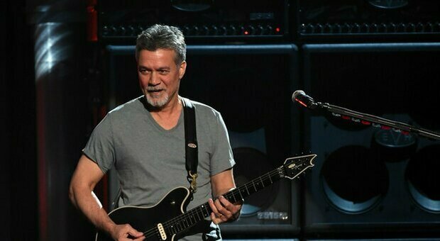 Morto Van Halen, il leggendario chitarrista aveva 65 anni: sconfitto da un cancro alla gola