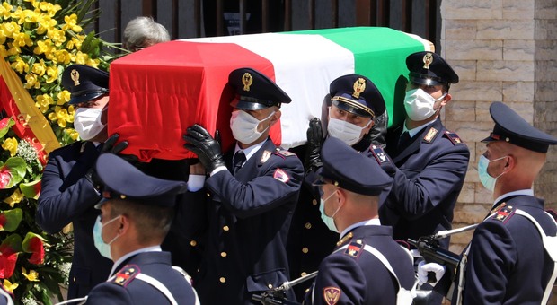 Napoli, una targa per il poliziotto ucciso dai rapinatori a Calata Capodichino
