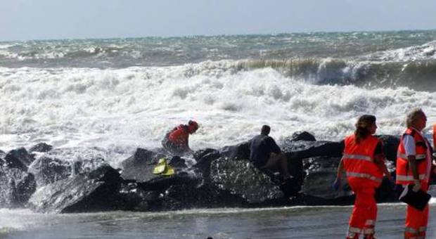 Si tuffa nonostante il mare grosso: 45enne annega davanti alla famiglia