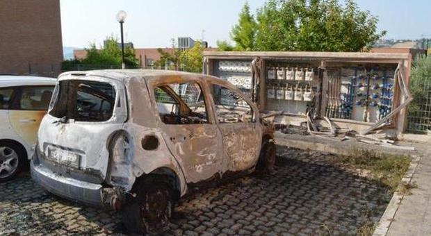 Ancona: a fuoco due auto cassonetti e contatori di gas e luce