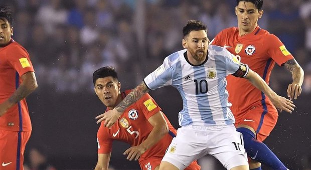 Argentina poco gioco e solo Messi: 1-0 al Cile Neymar incanta a Montevideo: 4-1 alla Celeste