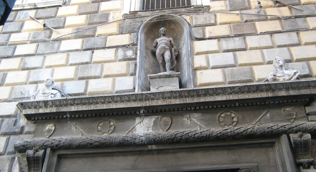 Napoli, Palazzo Carafa, stop alla querelle, il portone sarà restaurato sul posto