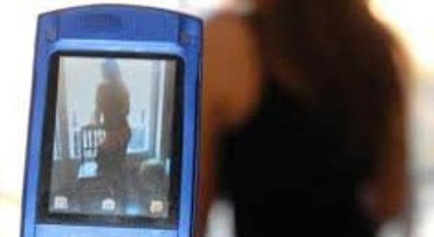 Padova, tredicenne costretta a vendere foto hard online in cambio di ricariche telefoniche