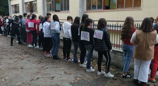 Villaricca, alla scuola Siani flash mob per il docente aggredito brutalmente